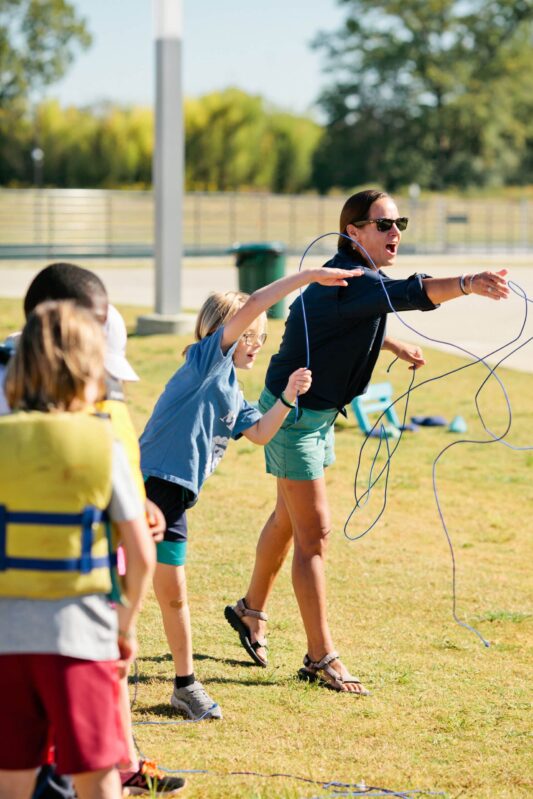 People paying with jump ropes in the field